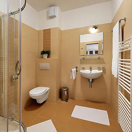 Melrose Apartment *